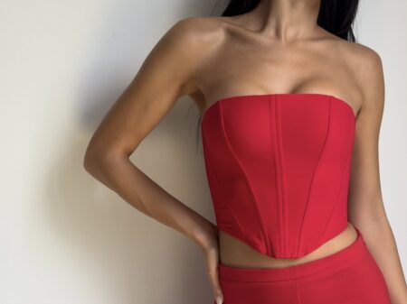 Corset Isabelle rojo palabra de honor con costuras estructuradas y acabado en pico.